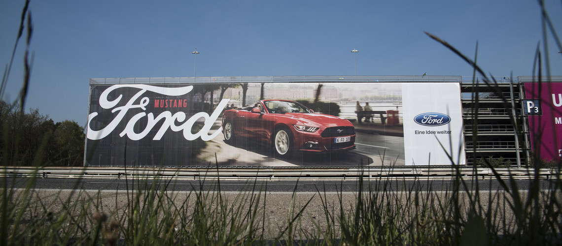 Ford: Riesenposter am Kölner Flughafen