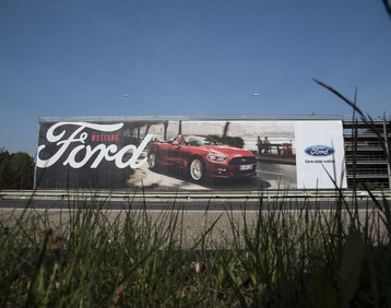 Ford: Riesenposter am Kölner Flughafen