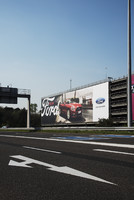 Ford: Riesenposter am Kölner Flughafen
