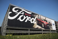 Ford: Riesenposter am Kölner Flughafen