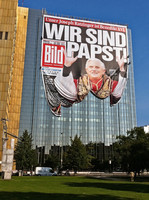 BILD: Riesenplakat anlässlich der Ernennung des Papstes