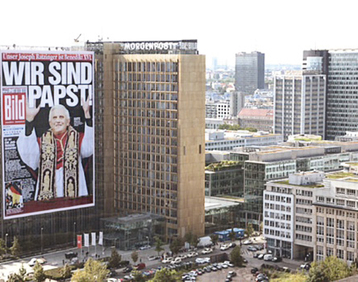 BILD: Riesenplakat anlässlich der Ernennung des Papstes